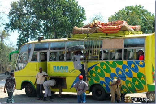 Fijaos como sube la rueda pinchada...llegando a Mombasa (Kenya)