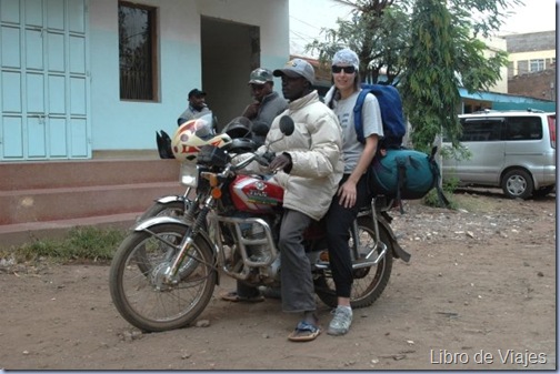 En taxi para cruzar la frontera Kenia-Tanzania. Lo mejor del dia, el aire en la cara, hablando con el conductor, nadie con casco, pista llena de baches... GENIAL!!!