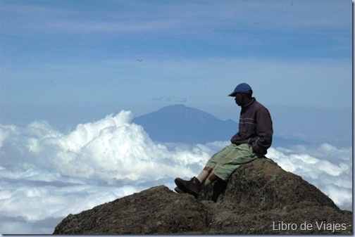 Nuestro segundo guia con el Monte Meru detrás.. 4650 metros