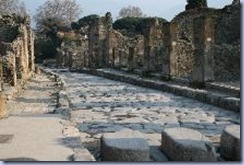 Calle Mercurio de Pompeya con las piedras gigantes que sólo tenían la medida para el paso de los carros en la ciudad