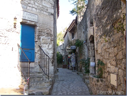 Calle del pueblo medieval Lex Baux en Provence