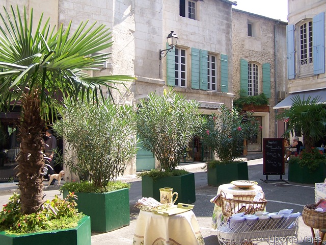 [Restaurante al aire libre dentro del casco viejo de Saint Rèmy en Provence[5].jpg]