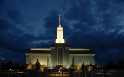 [Mount_Timpanogos_Temple_and_blue_twilight_sky[2].jpg]
