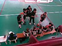 En Maties donant instruccions a les seves jugadores En Maties donant instruccions a les seves jugadores