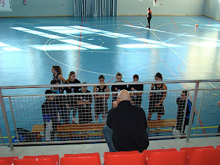  Juanjo dóna instruccions des de la grada