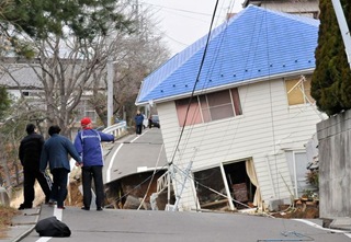 [japan-tsunami-earthquake-hits-northeast-house_33142_600x450[2].jpg]