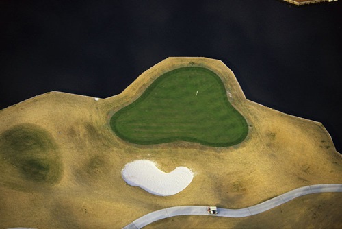 Breathtaking Aerial Photographs By Alex Maclean Seen On coolpicturesgallery.blogspot.com Or www.CoolPictureGallery.com golf_course_waters_edge