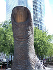 Finger Sculpture in la Défense