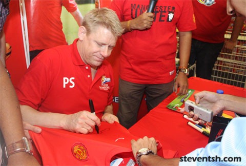 schmeichel-signing-shirt schmeichel-signing-shirt