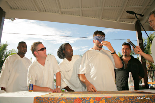 Chef KEvin Rathbun does blind tasting as Roberto Trevino, Tim Love, Leslie Gumbs, Elverette Carty and Mat  Varachat watch