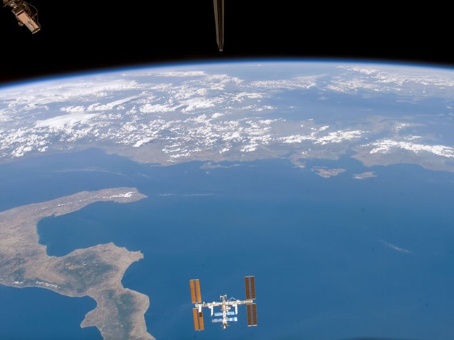 [Estación Espacial sobre Mar Jónico[4].jpg]