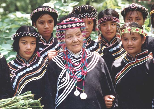 [taiwan_Colorfully dressed aboriginal women from the Bunun tribe of Nantou in central Taiwan pose in their festival finery.[2].jpg]