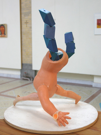 gevecht tegen de stompzinnige driehoeken, 1997-2002 (kunststof, hout, ijzer, acryl, potlood)