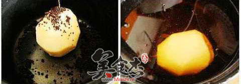 甜品點心-紅糖燉雪梨-放入鍋中加紅糖、水