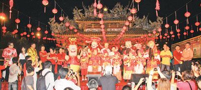 北海斗母宫理事会同人、老夫子，大蕃薯，陈小姐，还有许多大小财神亦在年初四的晚上，向出席的观众及居民贺年。
