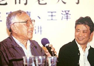 《老夫子》原作者王家禧（左）以长子名字做笔名从事创作，早年他曾与儿子王泽（右）一同出席漫画讲座。