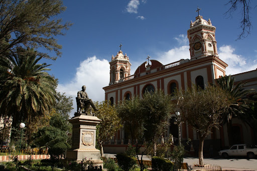 Tupiza's central plaza