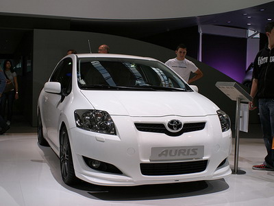 Toyota create a hybrid hatchback Auris