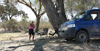 Picnic mit Rock Shandy im Buffalow Park am Okavango. Plötzlich war ein Elefanten Bulle hinter uns.