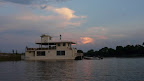 Unser Hausboot mit Beibooten, tolle Sommerstimmung am Himmel. Unser Hausboot mit Beibooten, tolle Sommerstimmung am Himmel.