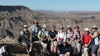 Gruppenfoto am Fish River canyon, dem 2. größten der Welt. 500 meter tief gehts runter.