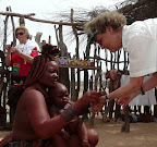 und eine Himba Frau mit Kind.