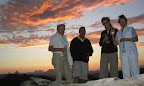 Gruppe Heinz Wälti beim Sonnenuntergang im Mowani Mt Camp Gruppe Heinz Wälti beim Sonnenuntergang im Mowani Mt Camp