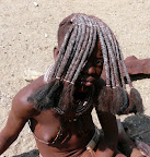 Himba Mädchen bekommt Ihre Frisur gemacht. Asche rein. Himba Mädchen bekommt Ihre Frisur gemacht. Asche rein.