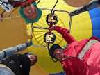 Christiane, Mark Dürr der Pilot und Noemi, von unten aus dem Korb Fotografiert. Christiane, Mark Dürr der Pilot und Noemi, von unten aus dem Korb Fotografiert.
