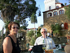 Herta und Karl bei der Heinitzburg in Windhoek. Herta und Karl bei der Heinitzburg in Windhoek.