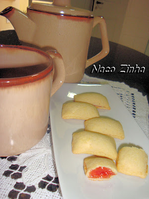 Biscoito recheado com geleia de goiaba Biscoitos recheados com geleia de goiaba