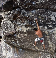 Peter escalando en gran canaria
