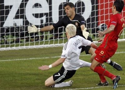 [schweinsteiger_portogermania08-1844278[2].jpg]