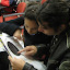 Asistentes a la charla en el Café Literario analizan el "Planisferio" entregado como obsequio por parte de EXPLORA CONICYT Región Metropolitana.