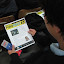 Estudiante del Liceo José Victorino Lastarria lee la ficha informativa sobre la charla.