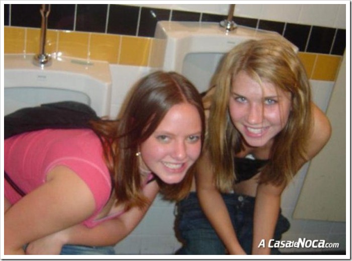 girls-in-toilett-30