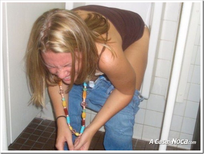 girls-in-toilett-36