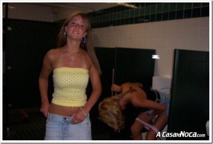 girls-in-toilett-07