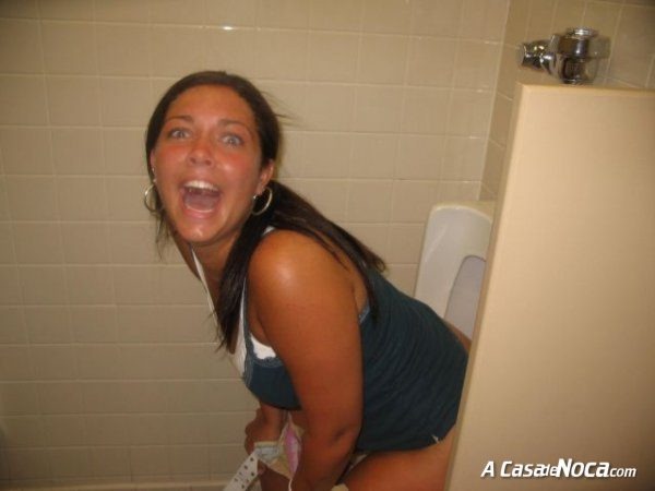 [girls-in-toilett-44[4].jpg]