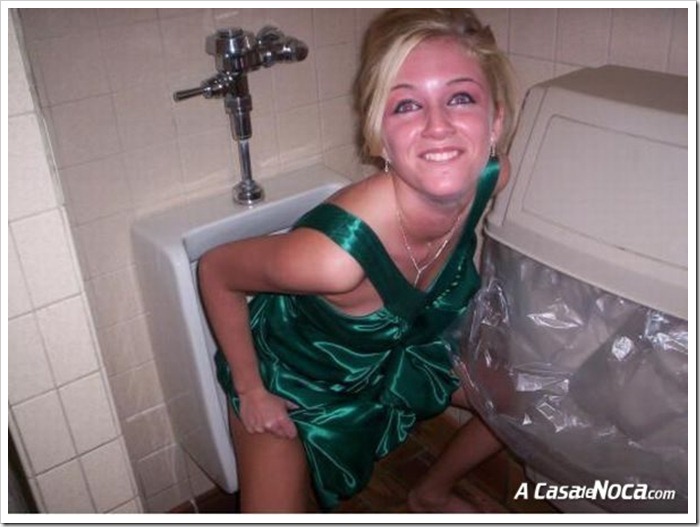 girls-in-toilett-50