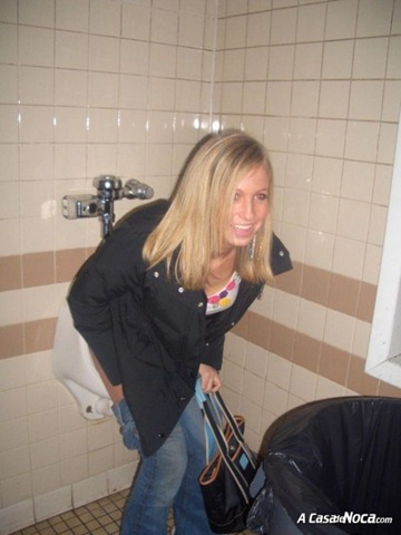 [girls-in-toilett-04[4].jpg]