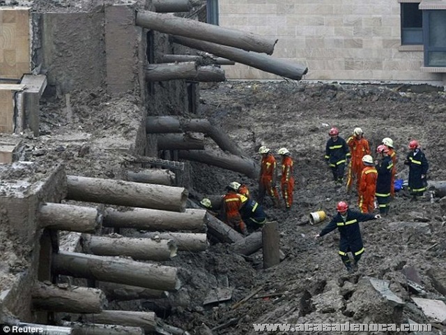 [building_collapse_12[7].jpg]