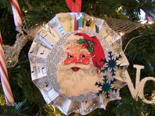 [ChristmasSantaOrnaments20100167.jpg]