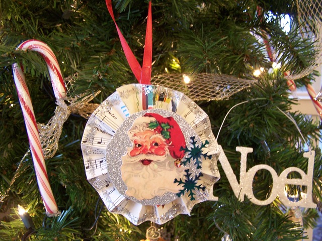 [ChristmasSantaOrnaments20100157.jpg]