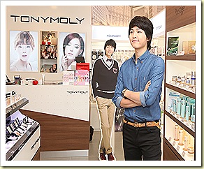 Song Joong Ki posing inside TonyMoly store at Bugis Junction