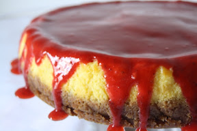 Cheese cake com molho de morango