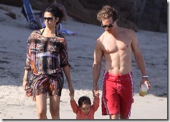 Matthew McConaughey
enjoys some time on Malibu beach with his girlfriend Camila Alves and their son Levi
Los Angeles, California - 24.05.09
Mandatory credit:  BJJ/WENN.com