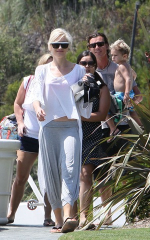 [gwen-gavin-beach-7[4].jpg]