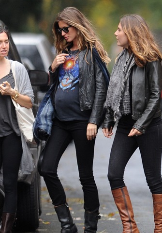 [gisele-bundchen-bigger-baby-bump-02[3].jpg]