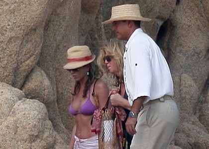 [jennifer-aniston-cabo-[3].jpg]